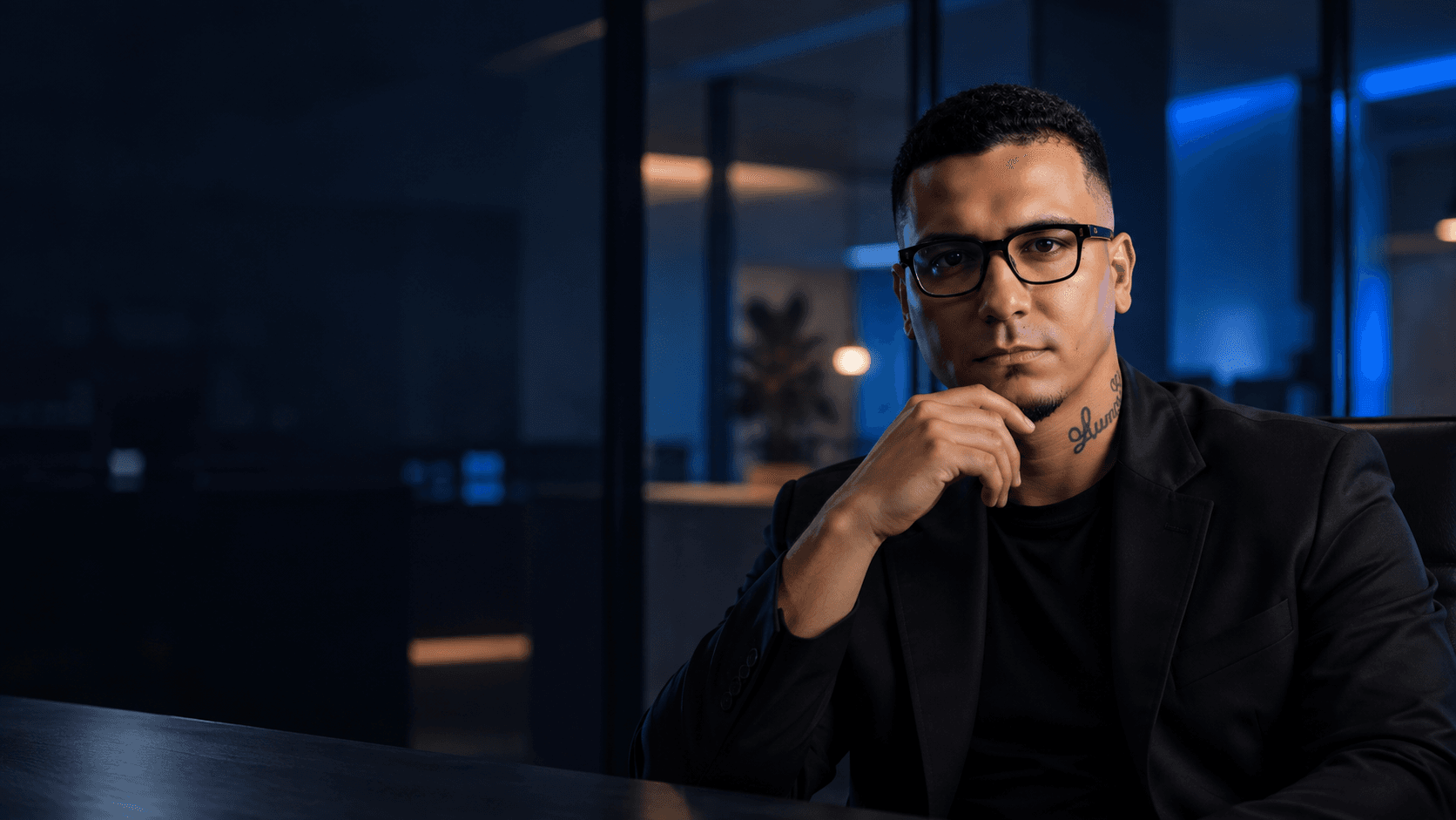 Bruno Costa no ambiente de trabalho