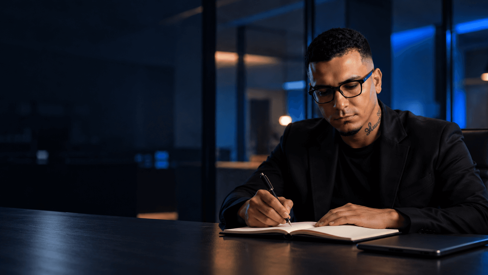 Bruno Costa trabalhando em um caderno